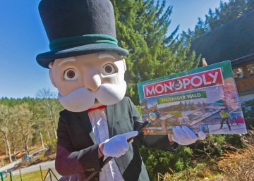 Mr. Monopoly freut sich über das Monopoly Thüringen